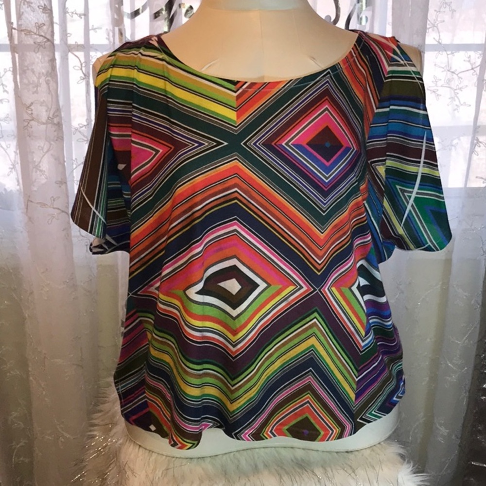 Modern print tee.👾